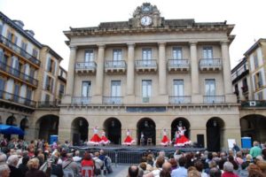 Festival folclórico – gastronómico. 25 de mayo
